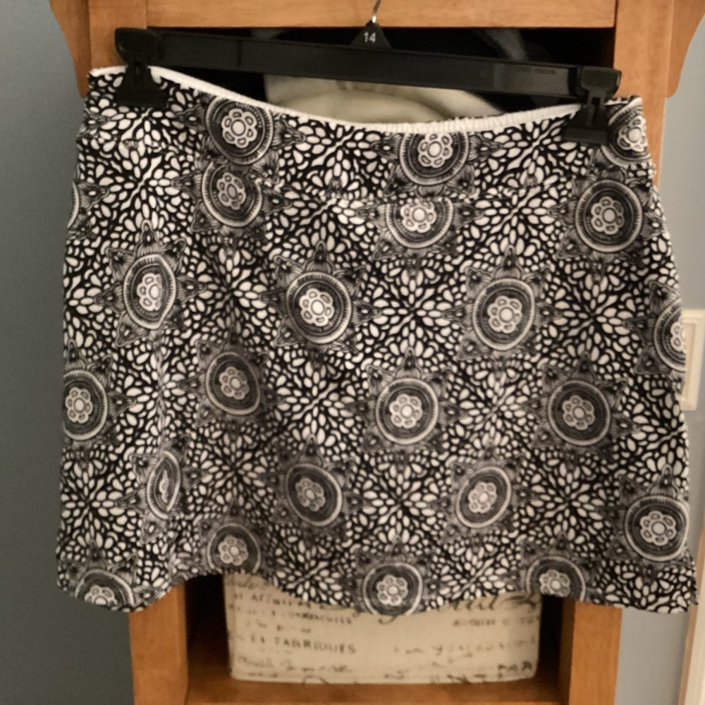 Soybu Black and White Skort size L